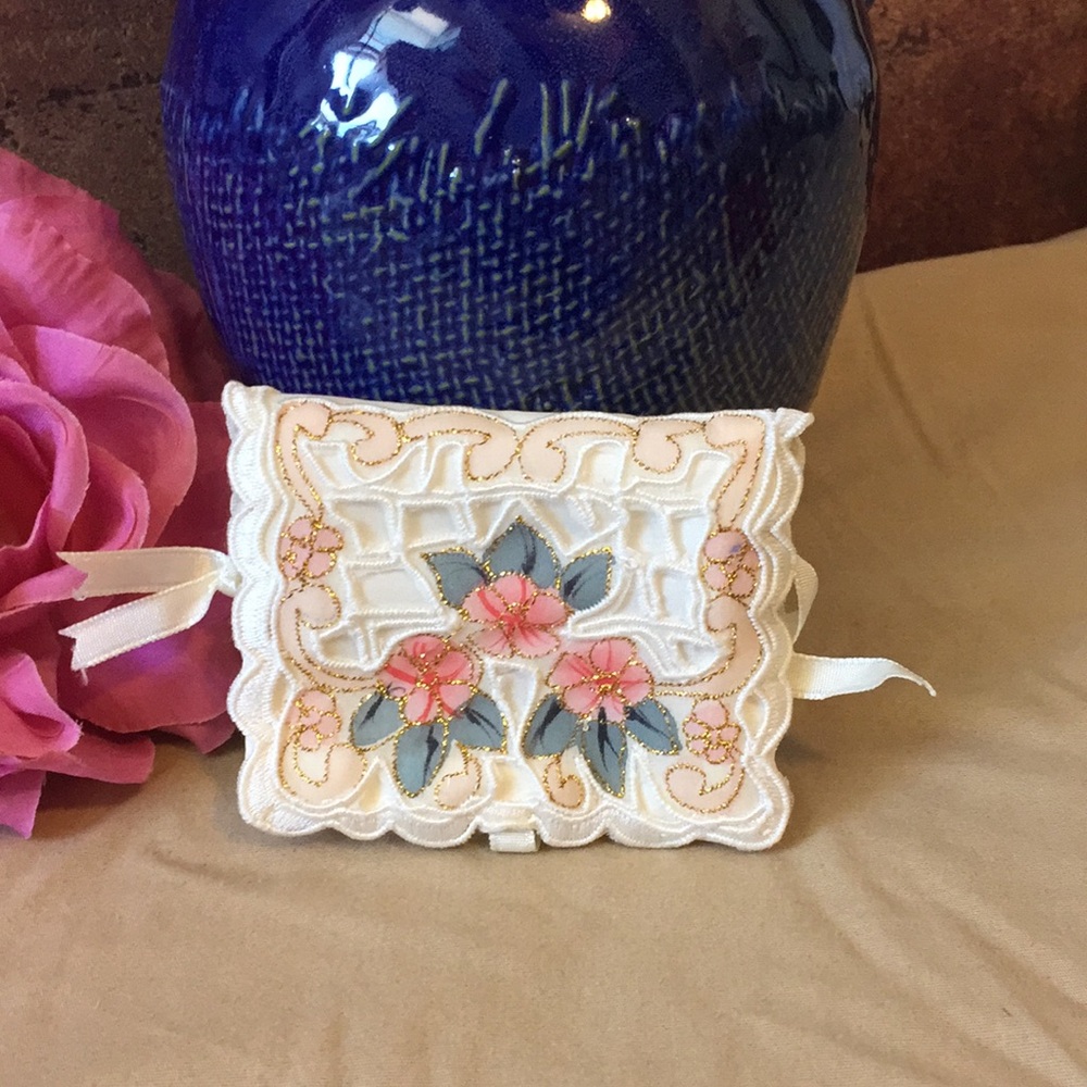 BEAUTIFUL EMBROIDERED COIN WALLET